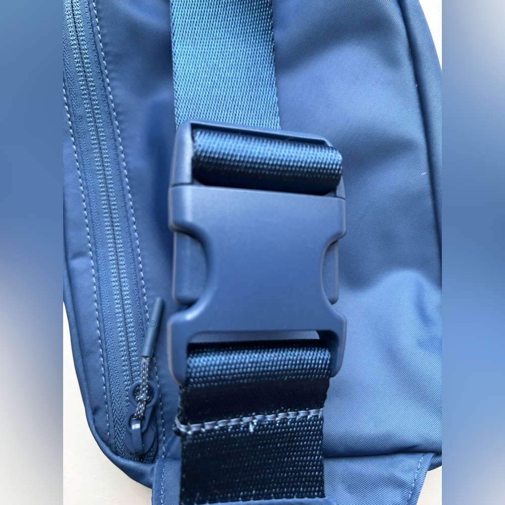 Lululemon Everywhere Belt Bag 2L - Picture 6 of 7